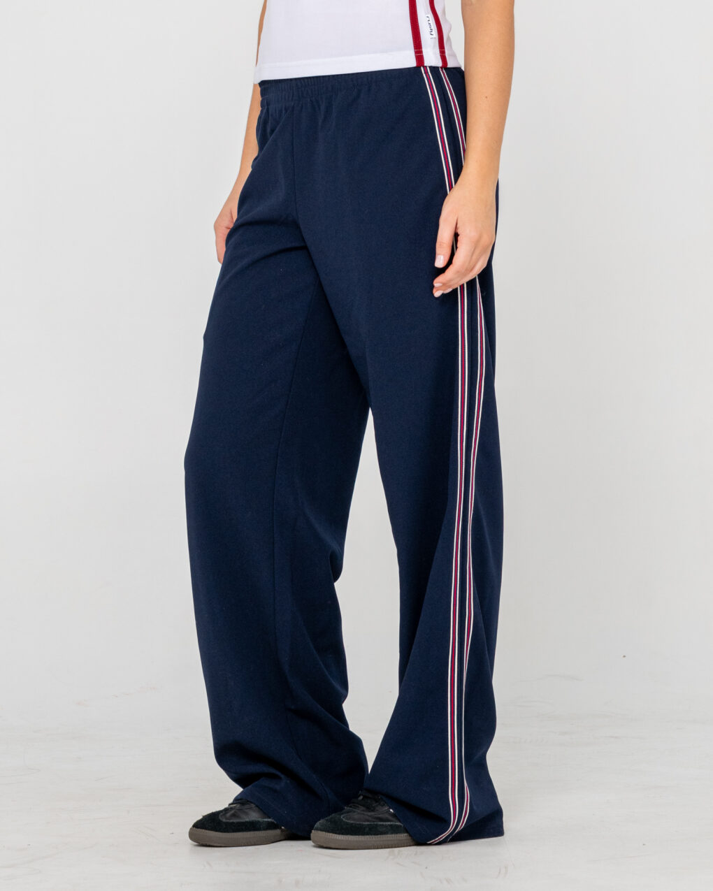 Rusty – Brother Bronson Lounge Pant Το Brother Bronson Lounge Pant της Rusty είναι ένα άνετο γυναικείο παντελόνι με relaxed εφαρμογή και ίσια γραμμή, ιδανικό για καθημερινή χρήση, χαλάρωση στο σπίτι ή casual streetwear εμφανίσεις.