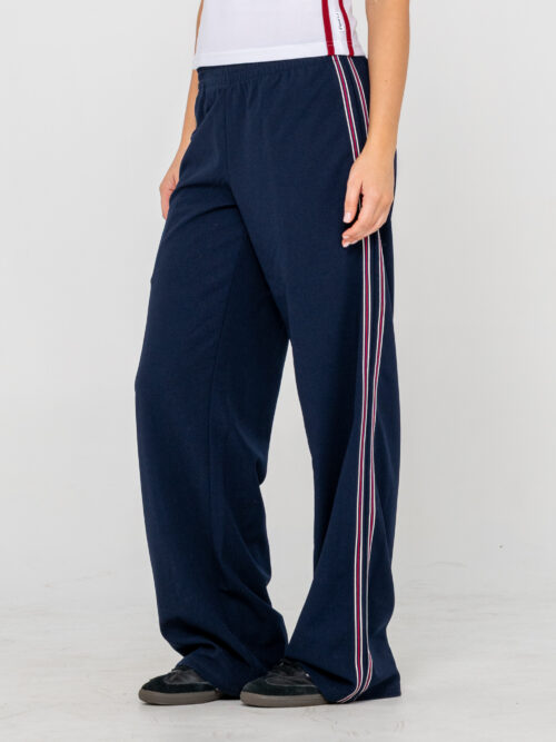 Rusty – Brother Bronson Lounge Pant Το Brother Bronson Lounge Pant της Rusty είναι ένα άνετο γυναικείο παντελόνι με relaxed εφαρμογή και ίσια γραμμή, ιδανικό για καθημερινή χρήση, χαλάρωση στο σπίτι ή casual streetwear εμφανίσεις.