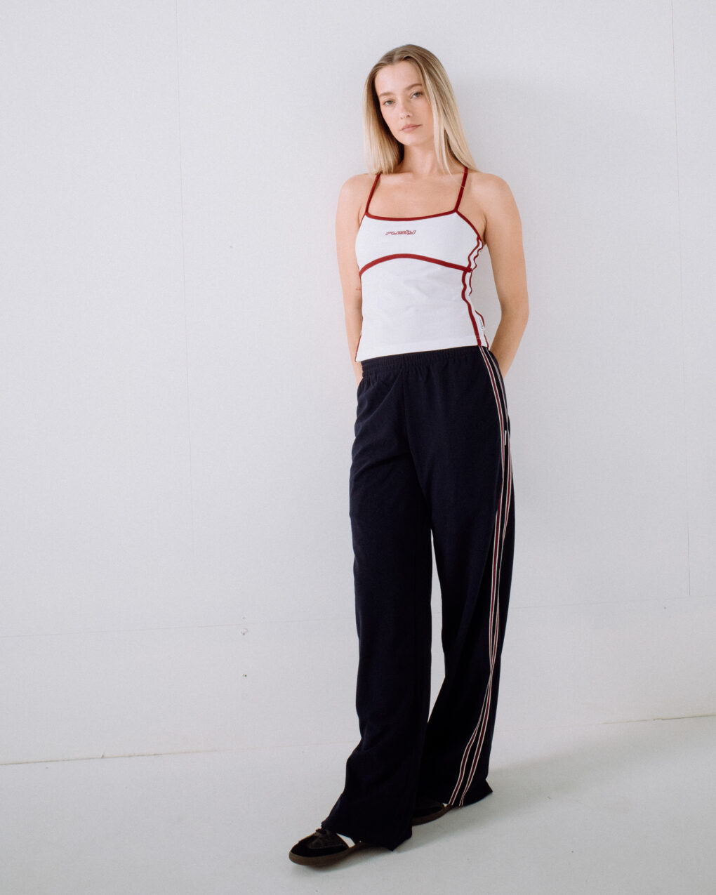 Rusty – Brother Bronson Lounge Pant Το Brother Bronson Lounge Pant της Rusty είναι ένα άνετο γυναικείο παντελόνι με relaxed εφαρμογή και ίσια γραμμή, ιδανικό για καθημερινή χρήση, χαλάρωση στο σπίτι ή casual streetwear εμφανίσεις.