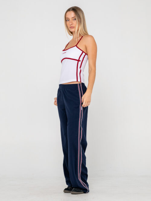 Rusty – Brother Bronson Lounge Pant Το Brother Bronson Lounge Pant της Rusty είναι ένα άνετο γυναικείο παντελόνι με relaxed εφαρμογή και ίσια γραμμή, ιδανικό για καθημερινή χρήση, χαλάρωση στο σπίτι ή casual streetwear εμφανίσεις.