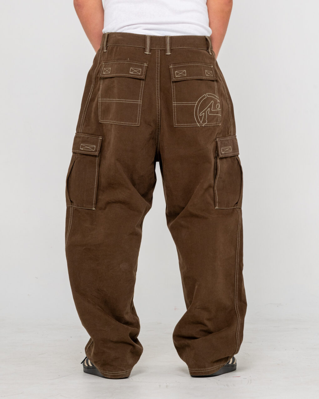 Rusty – Grizzly Baggy Cargo Pant Το Grizzly Baggy Cargo Pant της Rusty συνδυάζει άνεση και έντονο streetwear χαρακτήρα, με baggy εφαρμογή και cargo σχεδιασμό. Διαθέτει έξι πρακτικές τσέπες, προσφέροντας άφθονο χώρο για τα απαραίτητα της καθημερινότητας.