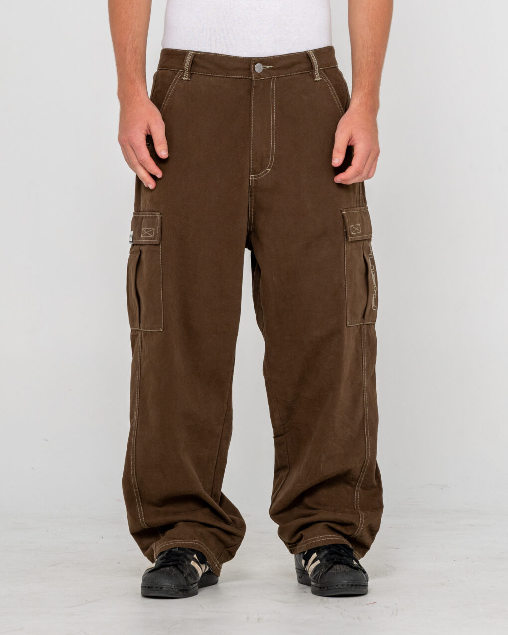 Rusty – Grizzly Baggy Cargo Pant Το Grizzly Baggy Cargo Pant της Rusty συνδυάζει άνεση και έντονο streetwear χαρακτήρα, με baggy εφαρμογή και cargo σχεδιασμό. Διαθέτει έξι πρακτικές τσέπες, προσφέροντας άφθονο χώρο για τα απαραίτητα της καθημερινότητας.