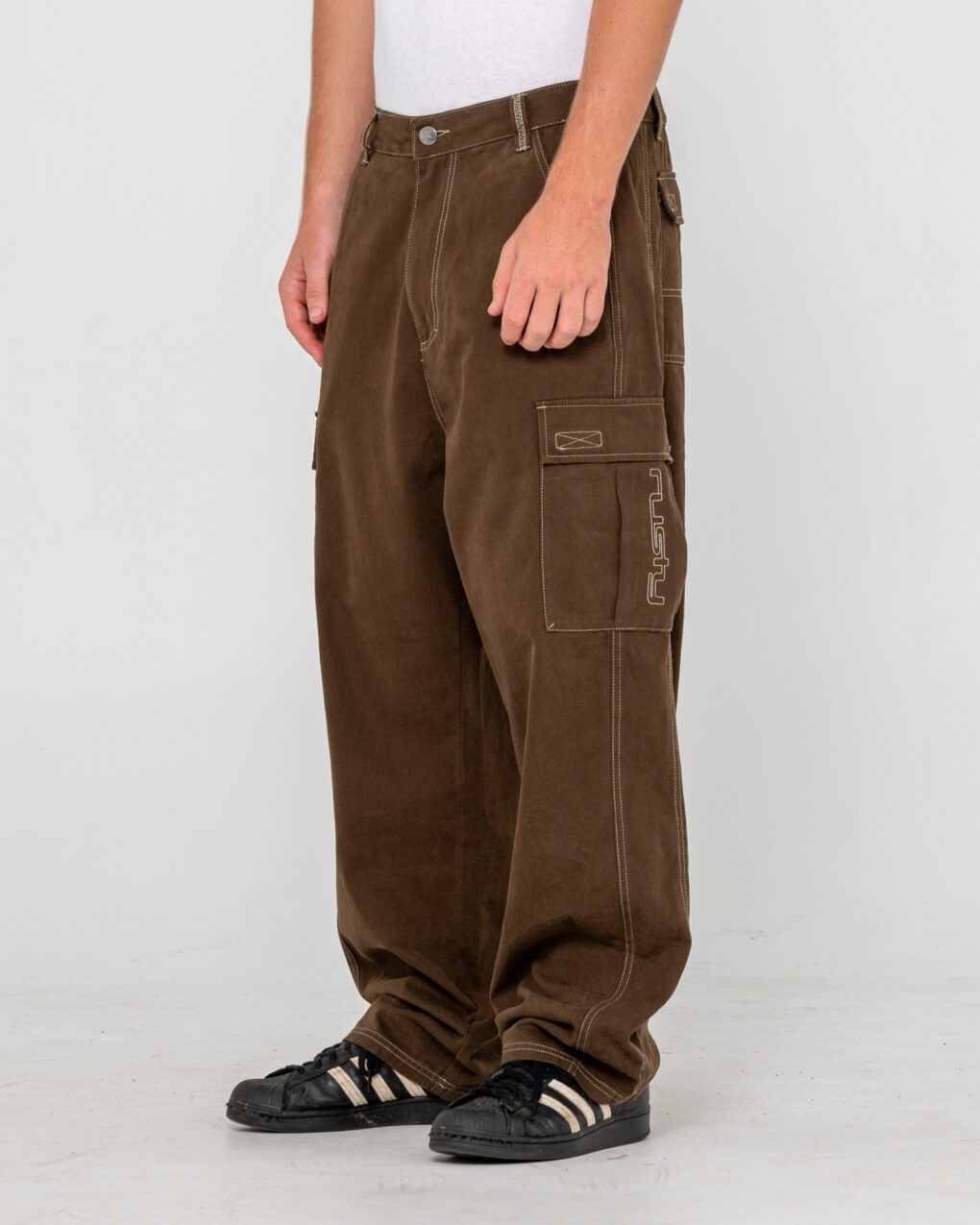 Rusty – Grizzly Baggy Cargo Pant Το Grizzly Baggy Cargo Pant της Rusty συνδυάζει άνεση και έντονο streetwear χαρακτήρα, με baggy εφαρμογή και cargo σχεδιασμό. Διαθέτει έξι πρακτικές τσέπες, προσφέροντας άφθονο χώρο για τα απαραίτητα της καθημερινότητας.