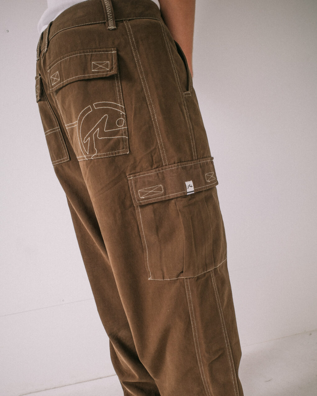 Rusty – Grizzly Baggy Cargo Pant Το Grizzly Baggy Cargo Pant της Rusty συνδυάζει άνεση και έντονο streetwear χαρακτήρα, με baggy εφαρμογή και cargo σχεδιασμό. Διαθέτει έξι πρακτικές τσέπες, προσφέροντας άφθονο χώρο για τα απαραίτητα της καθημερινότητας.