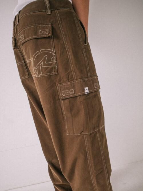 Rusty – Grizzly Baggy Cargo Pant Το Grizzly Baggy Cargo Pant της Rusty συνδυάζει άνεση και έντονο streetwear χαρακτήρα, με baggy εφαρμογή και cargo σχεδιασμό. Διαθέτει έξι πρακτικές τσέπες, προσφέροντας άφθονο χώρο για τα απαραίτητα της καθημερινότητας.