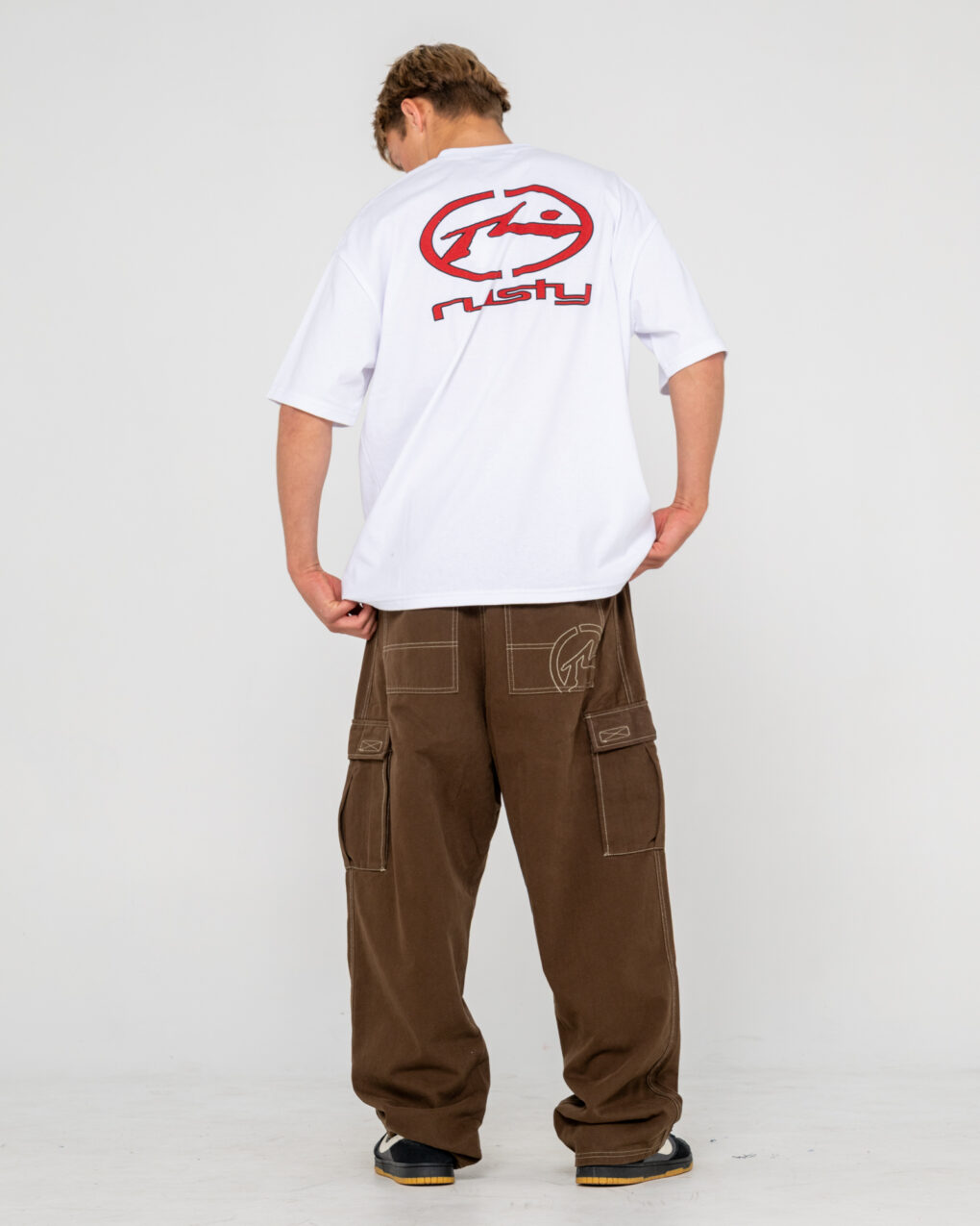 Rusty – Grizzly Baggy Cargo Pant Το Grizzly Baggy Cargo Pant της Rusty συνδυάζει άνεση και έντονο streetwear χαρακτήρα, με baggy εφαρμογή και cargo σχεδιασμό. Διαθέτει έξι πρακτικές τσέπες, προσφέροντας άφθονο χώρο για τα απαραίτητα της καθημερινότητας.