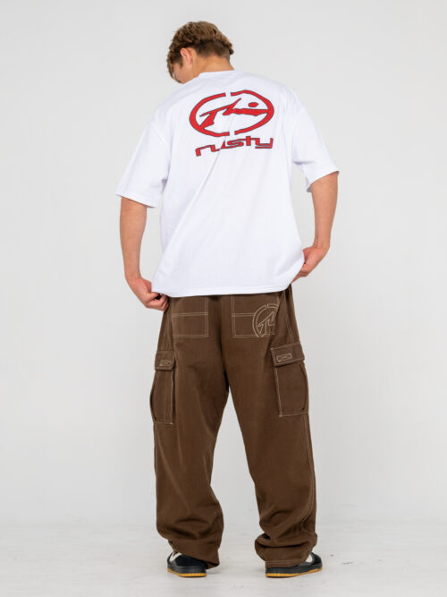Rusty – Grizzly Baggy Cargo Pant Το Grizzly Baggy Cargo Pant της Rusty συνδυάζει άνεση και έντονο streetwear χαρακτήρα, με baggy εφαρμογή και cargo σχεδιασμό. Διαθέτει έξι πρακτικές τσέπες, προσφέροντας άφθονο χώρο για τα απαραίτητα της καθημερινότητας.