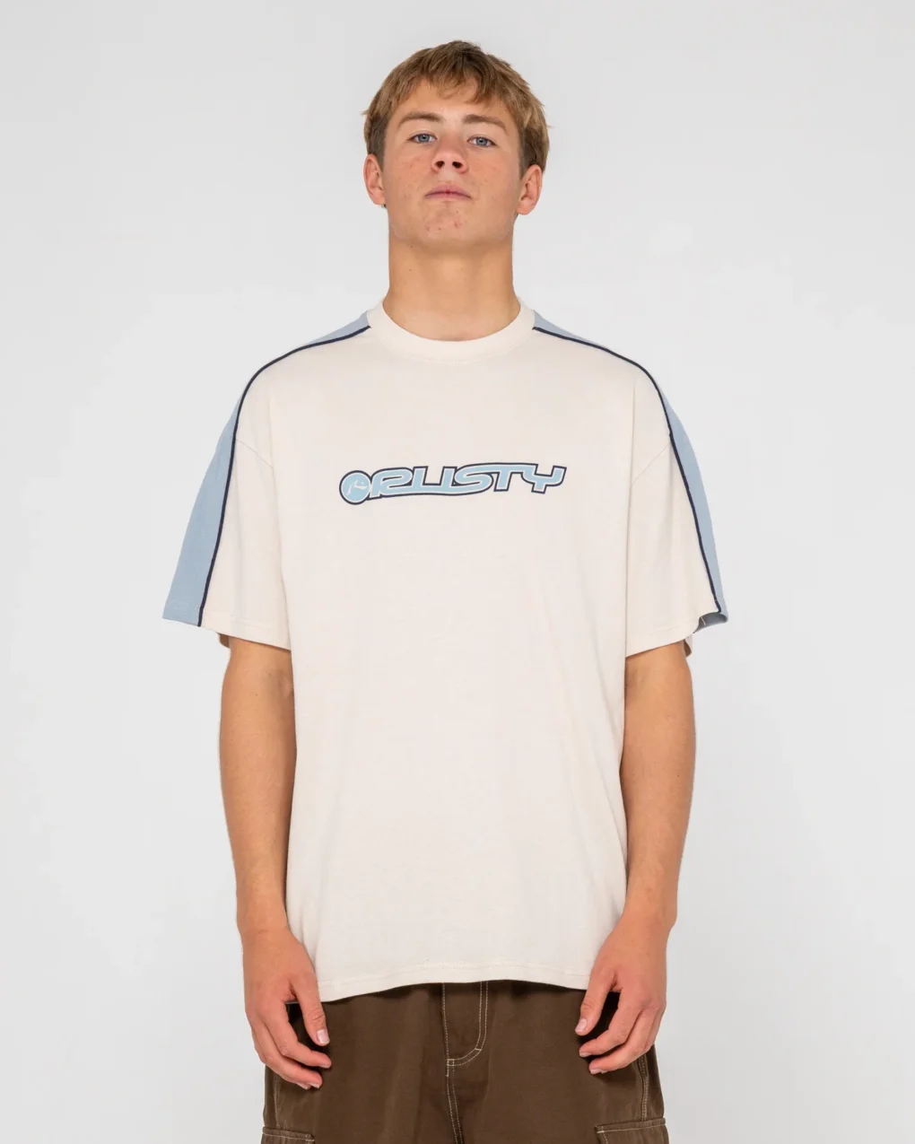 W26-TTM2936-CRM-1_1440x Rusty – Alonso Short Sleeve Tee Κοντομάνικο T-shirt με Regular OG εφαρμογή, σχεδιασμένο με ιδιαίτερες panel και piping λεπτομέρειες που προσθέτουν ξεχωριστό χαρακτήρα και αναδεικνύουν τη streetwear αισθητική του. Ολοκληρώνεται με χαρακτηριστικό Rusty print.