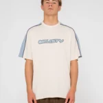 Rusty – Alonso Short Sleeve Tee Κοντομάνικο T-shirt με Regular OG εφαρμογή, σχεδιασμένο με ιδιαίτερες panel και piping λεπτομέρειες που προσθέτουν ξεχωριστό χαρακτήρα και αναδεικνύουν τη streetwear αισθητική του. Ολοκληρώνεται με χαρακτηριστικό Rusty print.