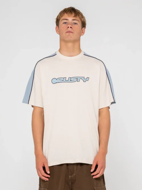 Rusty – Alonso Short Sleeve Tee Κοντομάνικο T-shirt με Regular OG εφαρμογή, σχεδιασμένο με ιδιαίτερες panel και piping λεπτομέρειες που προσθέτουν ξεχωριστό χαρακτήρα και αναδεικνύουν τη streetwear αισθητική του. Ολοκληρώνεται με χαρακτηριστικό Rusty print.