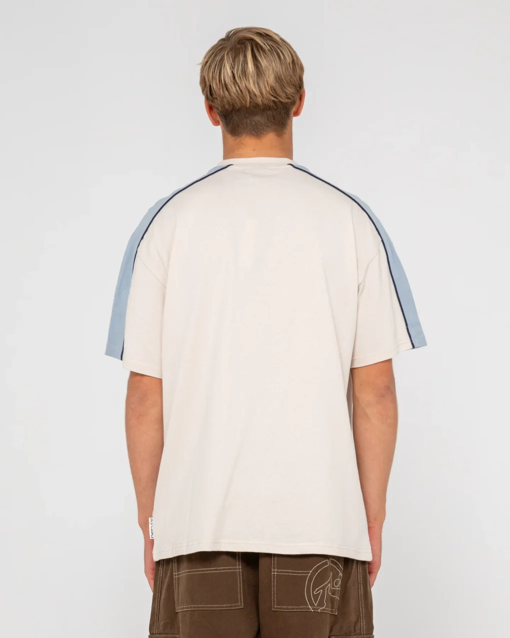 Rusty – Alonso Short Sleeve Tee Κοντομάνικο T-shirt με Regular OG εφαρμογή, σχεδιασμένο με ιδιαίτερες panel και piping λεπτομέρειες που προσθέτουν ξεχωριστό χαρακτήρα και αναδεικνύουν τη streetwear αισθητική του. Ολοκληρώνεται με χαρακτηριστικό Rusty print.