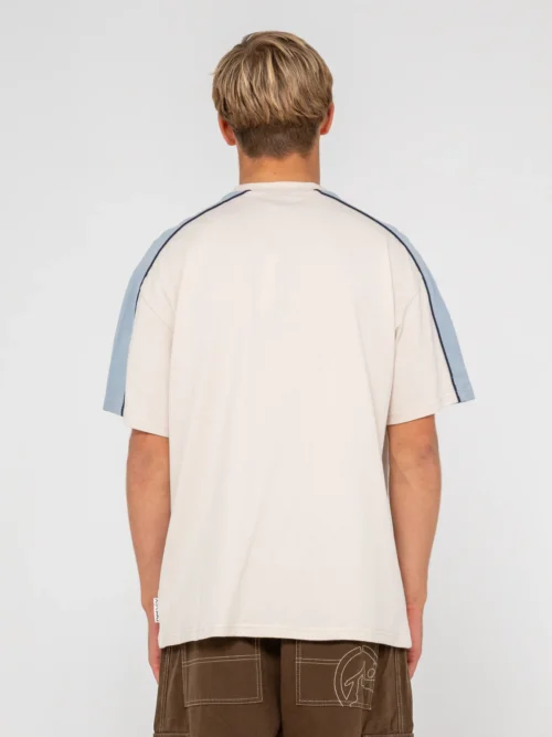 Rusty – Alonso Short Sleeve Tee Κοντομάνικο T-shirt με Regular OG εφαρμογή, σχεδιασμένο με ιδιαίτερες panel και piping λεπτομέρειες που προσθέτουν ξεχωριστό χαρακτήρα και αναδεικνύουν τη streetwear αισθητική του. Ολοκληρώνεται με χαρακτηριστικό Rusty print.