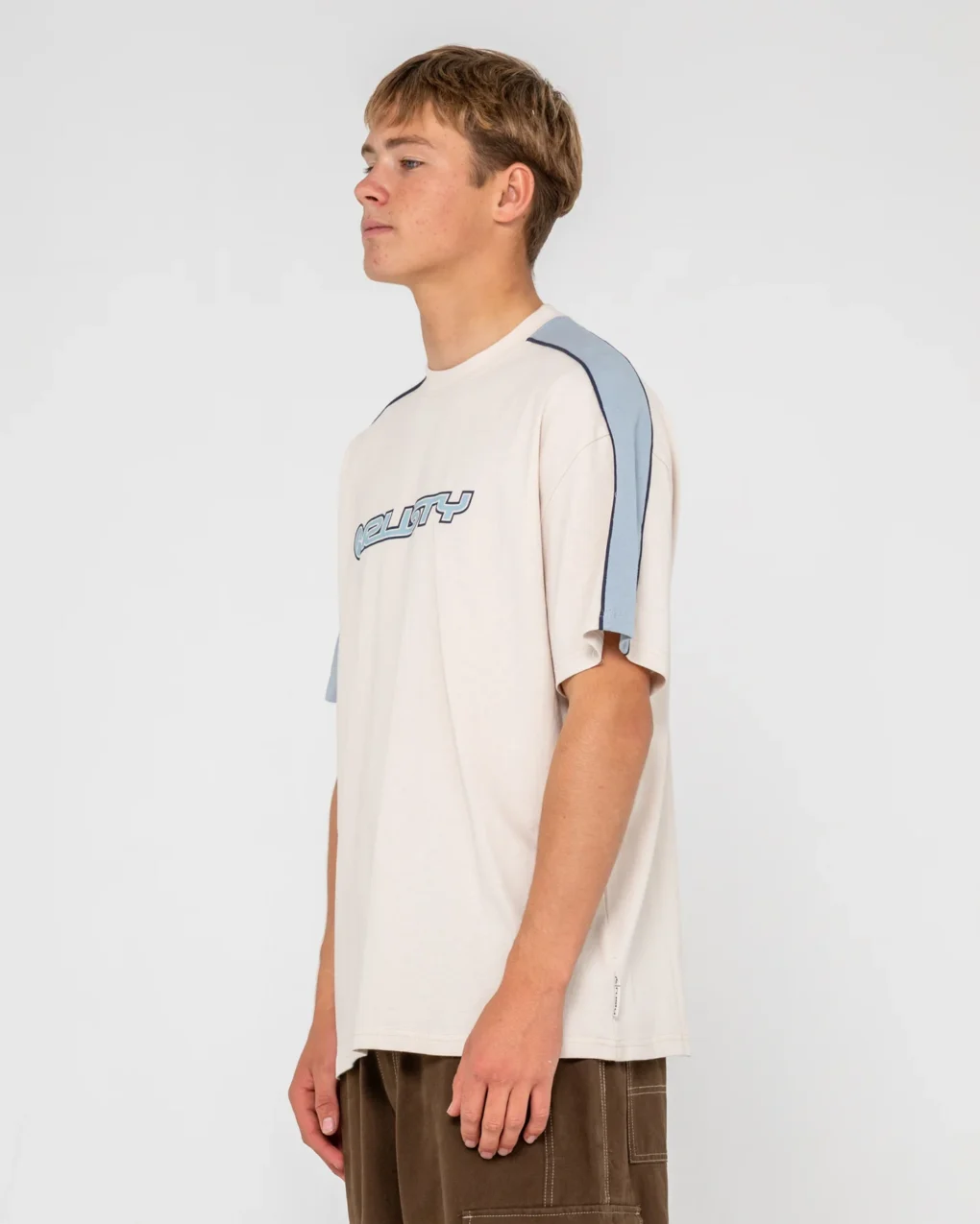 Rusty – Alonso Short Sleeve Tee Κοντομάνικο T-shirt με Regular OG εφαρμογή, σχεδιασμένο με ιδιαίτερες panel και piping λεπτομέρειες που προσθέτουν ξεχωριστό χαρακτήρα και αναδεικνύουν τη streetwear αισθητική του. Ολοκληρώνεται με χαρακτηριστικό Rusty print.