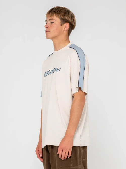 Rusty – Alonso Short Sleeve Tee Κοντομάνικο T-shirt με Regular OG εφαρμογή, σχεδιασμένο με ιδιαίτερες panel και piping λεπτομέρειες που προσθέτουν ξεχωριστό χαρακτήρα και αναδεικνύουν τη streetwear αισθητική του. Ολοκληρώνεται με χαρακτηριστικό Rusty print.