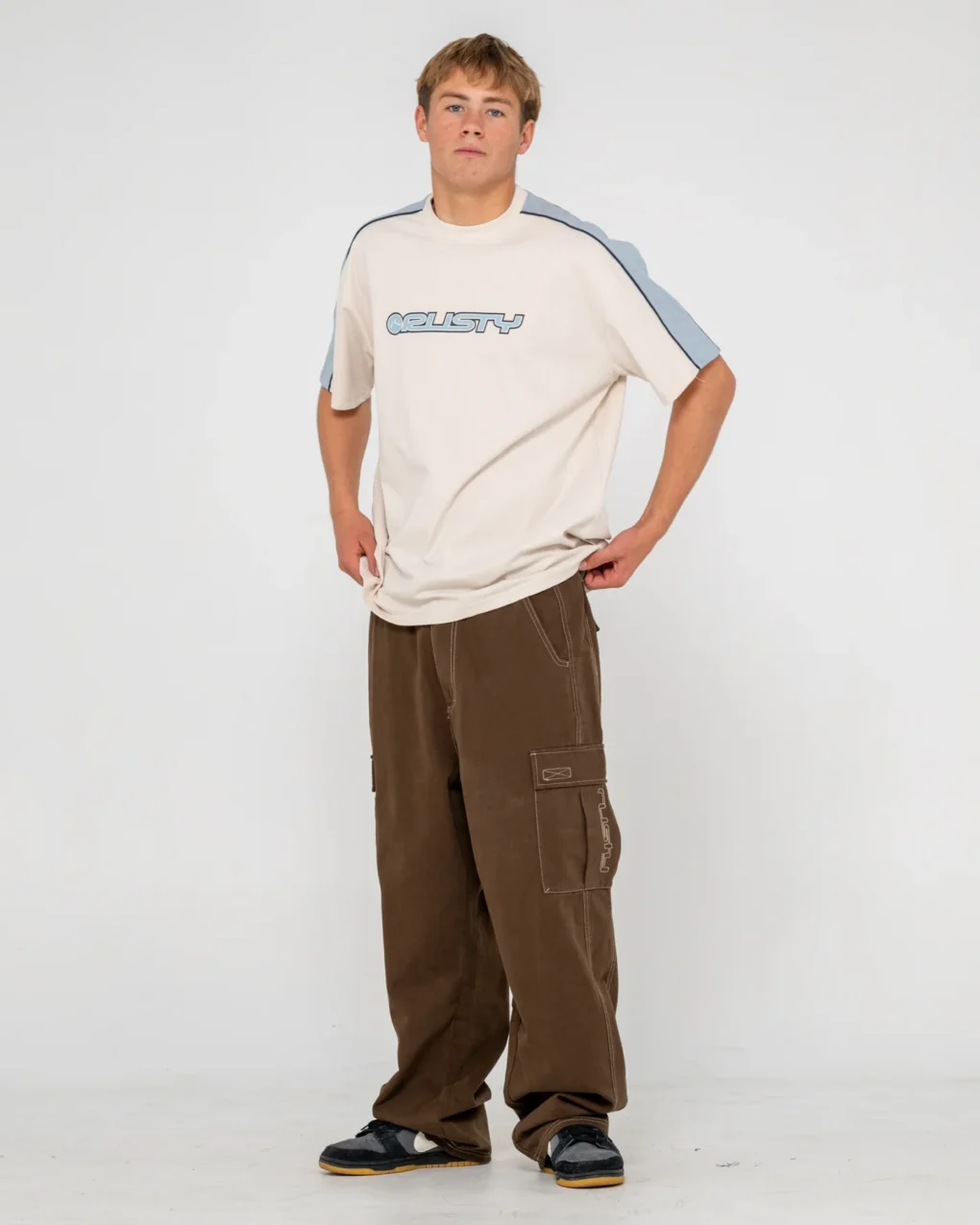 Rusty – Alonso Short Sleeve Tee Κοντομάνικο T-shirt με Regular OG εφαρμογή, σχεδιασμένο με ιδιαίτερες panel και piping λεπτομέρειες που προσθέτουν ξεχωριστό χαρακτήρα και αναδεικνύουν τη streetwear αισθητική του. Ολοκληρώνεται με χαρακτηριστικό Rusty print.