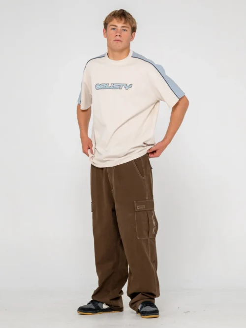Rusty – Alonso Short Sleeve Tee Κοντομάνικο T-shirt με Regular OG εφαρμογή, σχεδιασμένο με ιδιαίτερες panel και piping λεπτομέρειες που προσθέτουν ξεχωριστό χαρακτήρα και αναδεικνύουν τη streetwear αισθητική του. Ολοκληρώνεται με χαρακτηριστικό Rusty print.