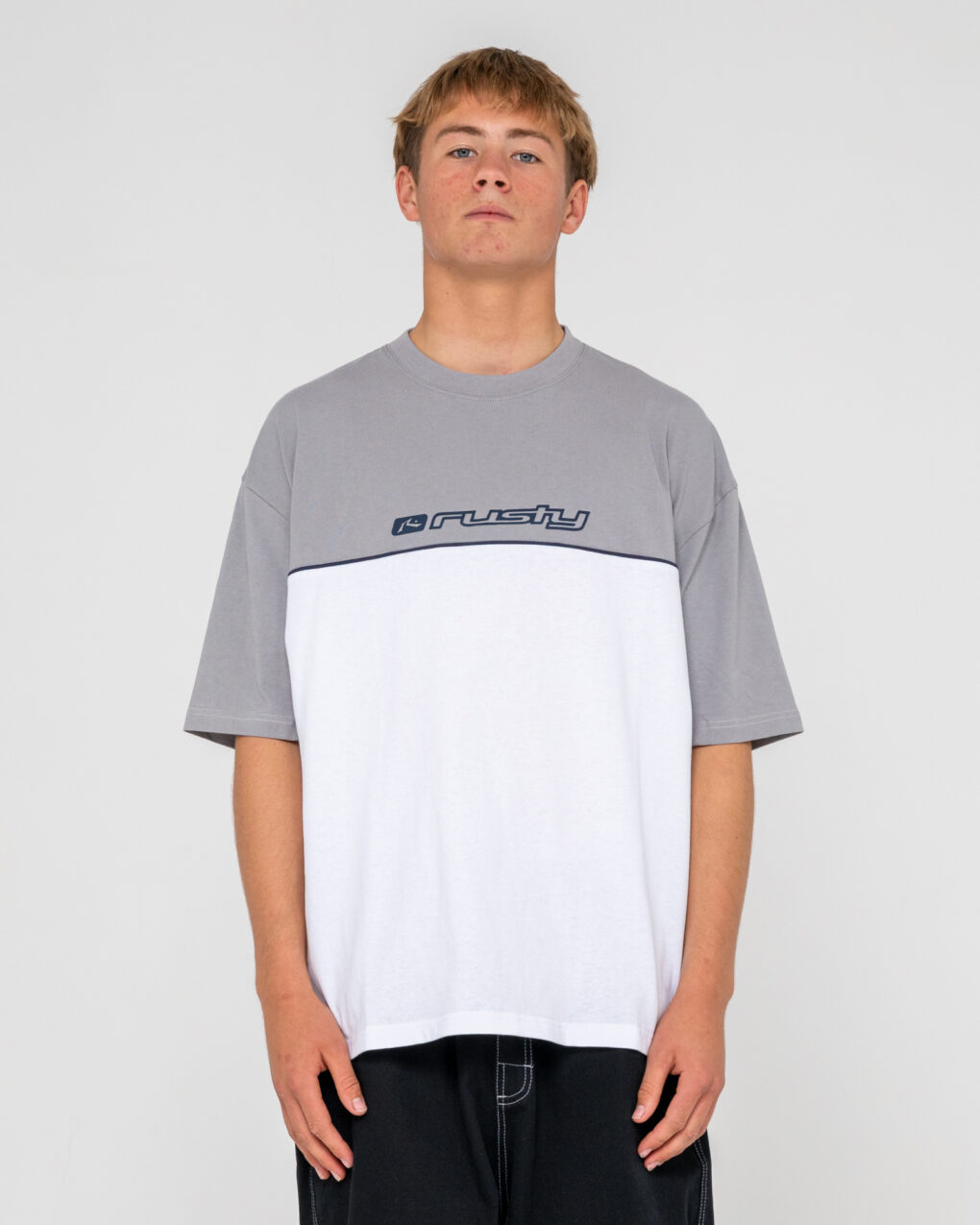 W26-TTM2981-WH2-1 Rusty – Infinity Short Sleeve Tee Oversized κοντομάνικο T-shirt με R2K εφαρμογή, σχεδιασμένο για άνετη και relaxed εμφάνιση.
