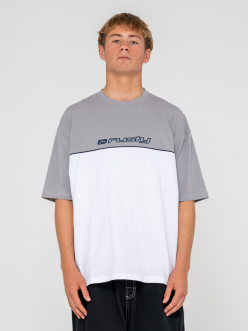 Rusty – Infinity Short Sleeve Tee Oversized κοντομάνικο T-shirt με R2K εφαρμογή, σχεδιασμένο για άνετη και relaxed εμφάνιση.