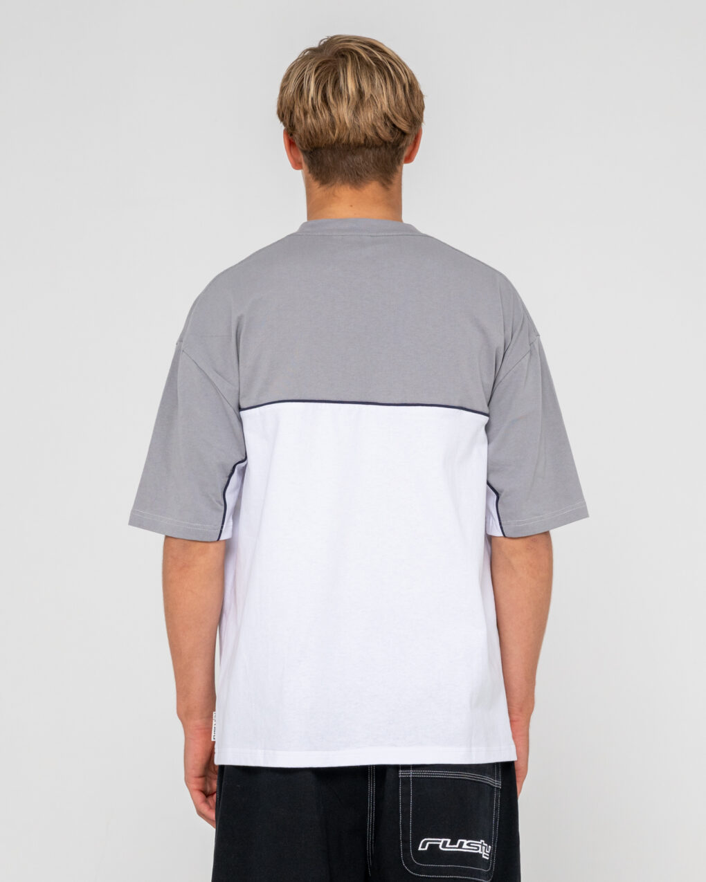 Rusty – Infinity Short Sleeve Tee Oversized κοντομάνικο T-shirt με R2K εφαρμογή, σχεδιασμένο για άνετη και relaxed εμφάνιση.