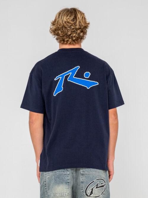 Rusty – Competition 2.0 Short Sleeve Tee Κλασικό κοντομάνικο T-shirt με Regular OG εφαρμογή, σχεδιασμένο για άνετη και διαχρονική εμφάνιση.