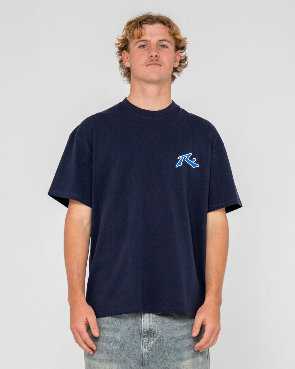 Rusty – Competition 2.0 Short Sleeve Tee Κλασικό κοντομάνικο T-shirt με Regular OG εφαρμογή, σχεδιασμένο για άνετη και διαχρονική εμφάνιση.
