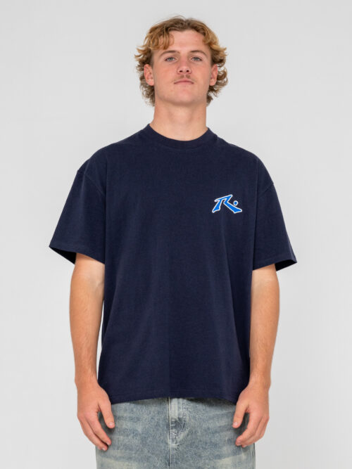 Rusty – Competition 2.0 Short Sleeve Tee Κλασικό κοντομάνικο T-shirt με Regular OG εφαρμογή, σχεδιασμένο για άνετη και διαχρονική εμφάνιση.