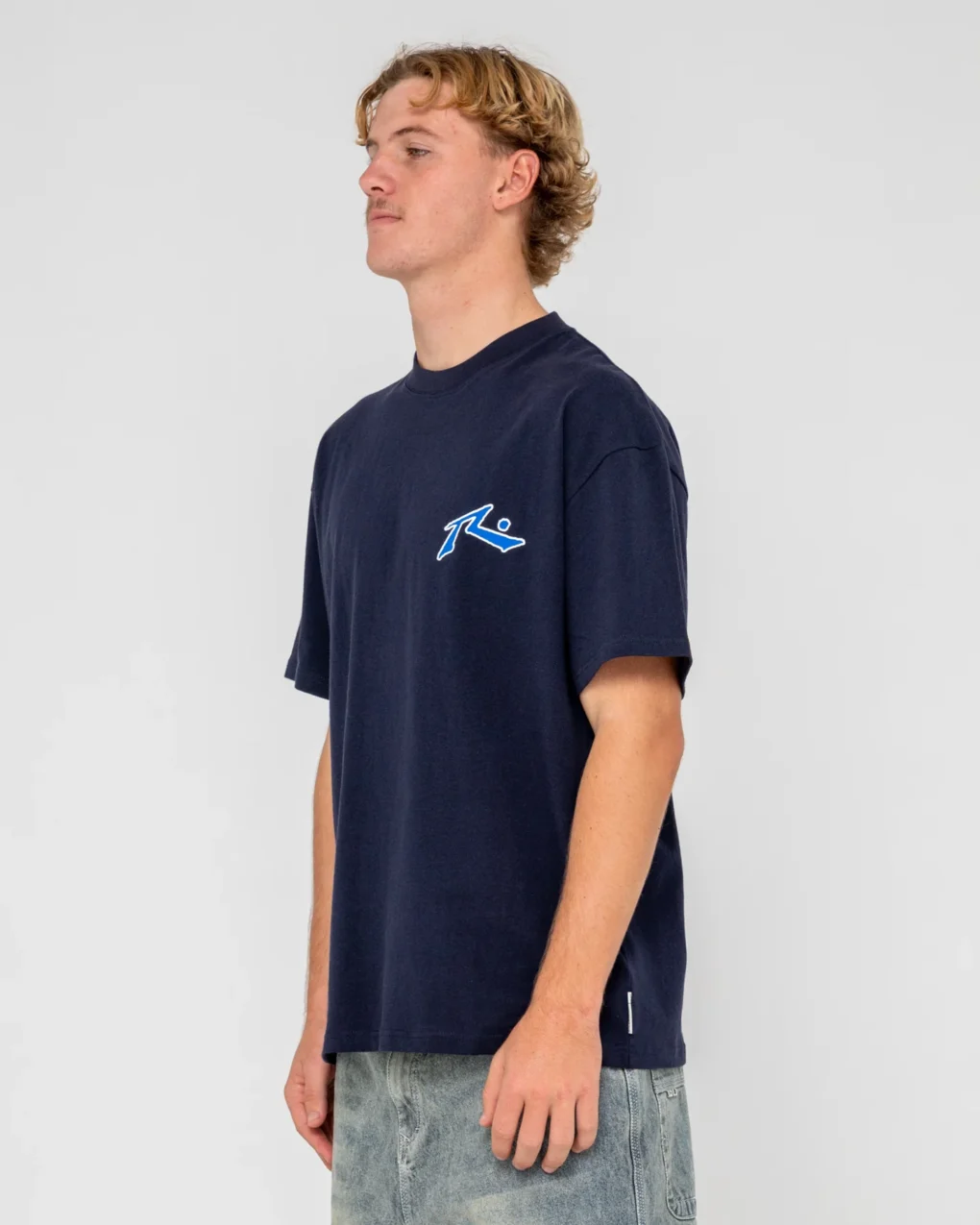 Rusty – Competition 2.0 Short Sleeve Tee Κλασικό κοντομάνικο T-shirt με Regular OG εφαρμογή, σχεδιασμένο για άνετη και διαχρονική εμφάνιση.