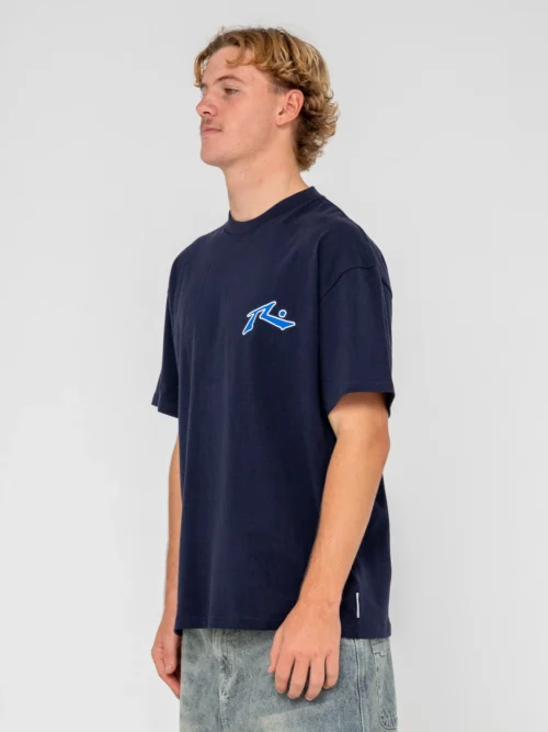 Rusty – Competition 2.0 Short Sleeve Tee Κλασικό κοντομάνικο T-shirt με Regular OG εφαρμογή, σχεδιασμένο για άνετη και διαχρονική εμφάνιση.