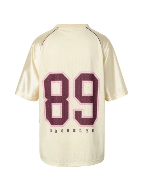 Το Karl Kani OG 89 Round Serif Football Jersey συνδυάζει αυθεντικό streetwear χαρακτήρα με sporty αισθητική. Κατασκευασμένο από ελαφρύ και δροσερό ύφασμα jersey, προσφέρει άνετη εφαρμογή και ξεχωριστό στυλ για καθημερινές εμφανίσεις.