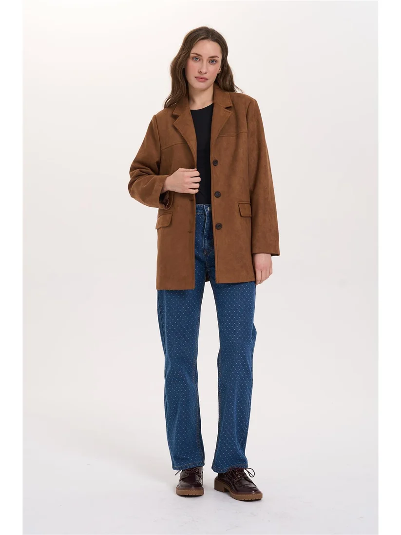 Κομψό blazer από vegan suede της 24COLOURS, σε ίσια και άνετη γραμμή. Διαθέτει κλασικό γιακά με πέτο, κλείσιμο με τρία κουμπιά και δύο μπροστινές τσέπες με καπάκι. Οι διακριτικές ραφές ολοκληρώνουν τον λιτό και διαχρονικό σχεδιασμό.