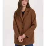 Κομψό blazer από vegan suede της 24COLOURS, σε ίσια και άνετη γραμμή. Διαθέτει κλασικό γιακά με πέτο, κλείσιμο με τρία κουμπιά και δύο μπροστινές τσέπες με καπάκι. Οι διακριτικές ραφές ολοκληρώνουν τον λιτό και διαχρονικό σχεδιασμό.