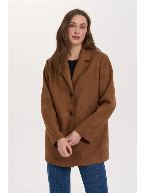 Κομψό blazer από vegan suede της 24COLOURS, σε ίσια και άνετη γραμμή. Διαθέτει κλασικό γιακά με πέτο, κλείσιμο με τρία κουμπιά και δύο μπροστινές τσέπες με καπάκι. Οι διακριτικές ραφές ολοκληρώνουν τον λιτό και διαχρονικό σχεδιασμό.