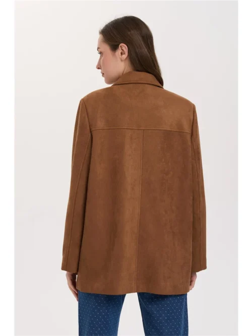 Κομψό blazer από vegan suede της 24COLOURS, σε ίσια και άνετη γραμμή. Διαθέτει κλασικό γιακά με πέτο, κλείσιμο με τρία κουμπιά και δύο μπροστινές τσέπες με καπάκι. Οι διακριτικές ραφές ολοκληρώνουν τον λιτό και διαχρονικό σχεδιασμό.