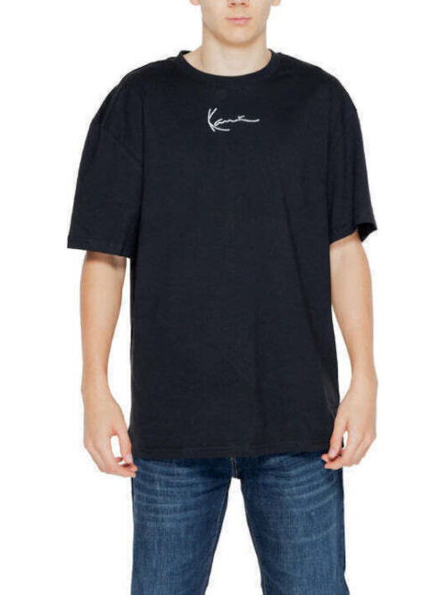 Το Karl Kani T-shirt σε μαύρο χρώμα αποτελεί μια διαχρονική και ευέλικτη επιλογή για τις καλοκαιρινές casual εμφανίσεις. Κατασκευασμένο από 100% βαμβάκι, προσφέρει απαλή αίσθηση και άνεση στην καθημερινή χρήση.
