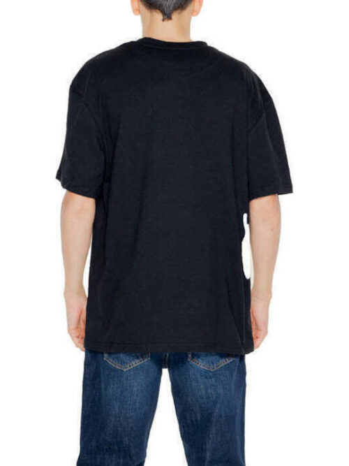 Το Karl Kani T-shirt σε μαύρο χρώμα αποτελεί μια διαχρονική και ευέλικτη επιλογή για τις καλοκαιρινές casual εμφανίσεις. Κατασκευασμένο από 100% βαμβάκι, προσφέρει απαλή αίσθηση και άνεση στην καθημερινή χρήση.