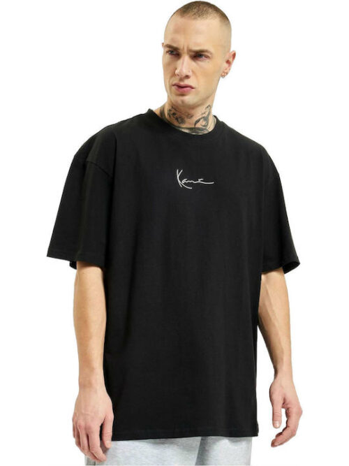 Το Karl Kani T-shirt σε μαύρο χρώμα αποτελεί μια διαχρονική και ευέλικτη επιλογή για τις καλοκαιρινές casual εμφανίσεις. Κατασκευασμένο από 100% βαμβάκι, προσφέρει απαλή αίσθηση και άνεση στην καθημερινή χρήση.
