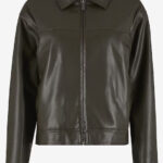 Το γυναικείο Biker Jacket της Karl Kani σε πράσινο χρώμα αποτελεί μια statement επιλογή που συνδυάζει το διαχρονικό biker στυλ με τη σύγχρονη streetwear αισθητική. Η χαρακτηριστική biker σχεδίαση προσθέτει δυναμικό χαρακτήρα σε κάθε εμφάνιση, ενώ η ευέλικτη γραμμή του επιτρέπει εύκολους συνδυασμούς με jeans, παντελόνια ή φορέματα.