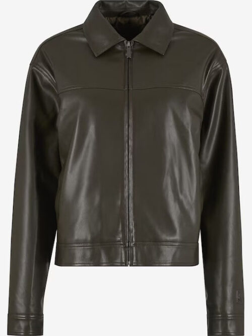 Το γυναικείο Biker Jacket της Karl Kani σε πράσινο χρώμα αποτελεί μια statement επιλογή που συνδυάζει το διαχρονικό biker στυλ με τη σύγχρονη streetwear αισθητική. Η χαρακτηριστική biker σχεδίαση προσθέτει δυναμικό χαρακτήρα σε κάθε εμφάνιση, ενώ η ευέλικτη γραμμή του επιτρέπει εύκολους συνδυασμούς με jeans, παντελόνια ή φορέματα.