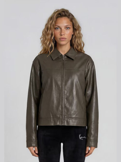 Το γυναικείο Biker Jacket της Karl Kani σε πράσινο χρώμα αποτελεί μια statement επιλογή που συνδυάζει το διαχρονικό biker στυλ με τη σύγχρονη streetwear αισθητική. Η χαρακτηριστική biker σχεδίαση προσθέτει δυναμικό χαρακτήρα σε κάθε εμφάνιση, ενώ η ευέλικτη γραμμή του επιτρέπει εύκολους συνδυασμούς με jeans, παντελόνια ή φορέματα.