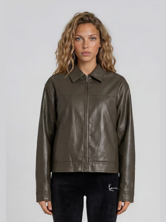 Το γυναικείο Biker Jacket της Karl Kani σε πράσινο χρώμα αποτελεί μια statement επιλογή που συνδυάζει το διαχρονικό biker στυλ με τη σύγχρονη streetwear αισθητική. Η χαρακτηριστική biker σχεδίαση προσθέτει δυναμικό χαρακτήρα σε κάθε εμφάνιση, ενώ η ευέλικτη γραμμή του επιτρέπει εύκολους συνδυασμούς με jeans, παντελόνια ή φορέματα.