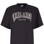 Το γυναικείο oversized T-shirt της Karl Kani αποτελεί μια άνετη και μοντέρνα επιλογή για τις ζεστές καλοκαιρινές ημέρες. Διαθέτει κοντά μανίκια και κανονικό μήκος, ενώ η φαρδιά oversized γραμμή προσφέρει άνετη εφαρμογή χωρίς να διαγράφει το σώμα.