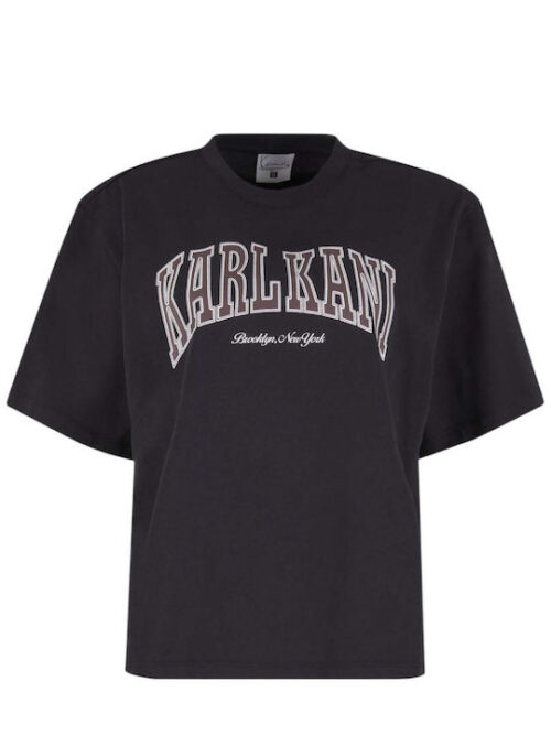 Το γυναικείο oversized T-shirt της Karl Kani αποτελεί μια άνετη και μοντέρνα επιλογή για τις ζεστές καλοκαιρινές ημέρες. Διαθέτει κοντά μανίκια και κανονικό μήκος, ενώ η φαρδιά oversized γραμμή προσφέρει άνετη εφαρμογή χωρίς να διαγράφει το σώμα.