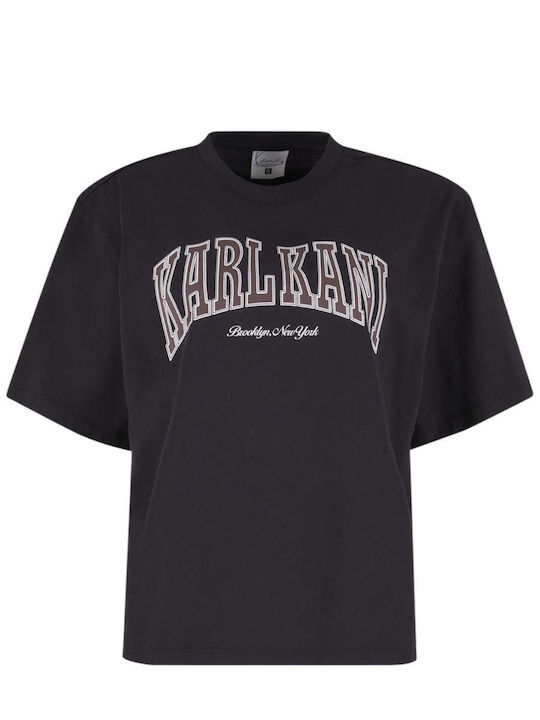 fixedratio_20260915114824_karl_kani_gynaikeio_oversized_t_shirt_mayro_kw263_002_1 Το γυναικείο oversized T-shirt της Karl Kani αποτελεί μια άνετη και μοντέρνα επιλογή για τις ζεστές καλοκαιρινές ημέρες. Διαθέτει κοντά μανίκια και κανονικό μήκος, ενώ η φαρδιά oversized γραμμή προσφέρει άνετη εφαρμογή χωρίς να διαγράφει το σώμα.
