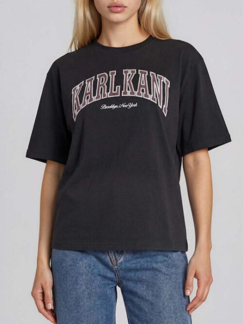 Το γυναικείο oversized T-shirt της Karl Kani αποτελεί μια άνετη και μοντέρνα επιλογή για τις ζεστές καλοκαιρινές ημέρες. Διαθέτει κοντά μανίκια και κανονικό μήκος, ενώ η φαρδιά oversized γραμμή προσφέρει άνετη εφαρμογή χωρίς να διαγράφει το σώμα.