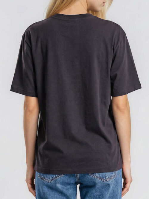 Το γυναικείο oversized T-shirt της Karl Kani αποτελεί μια άνετη και μοντέρνα επιλογή για τις ζεστές καλοκαιρινές ημέρες. Διαθέτει κοντά μανίκια και κανονικό μήκος, ενώ η φαρδιά oversized γραμμή προσφέρει άνετη εφαρμογή χωρίς να διαγράφει το σώμα.