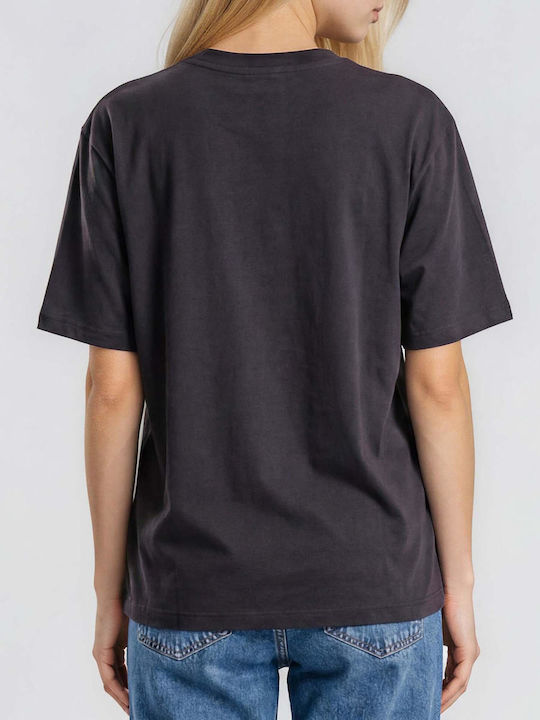 Το γυναικείο oversized T-shirt της Karl Kani αποτελεί μια άνετη και μοντέρνα επιλογή για τις ζεστές καλοκαιρινές ημέρες. Διαθέτει κοντά μανίκια και κανονικό μήκος, ενώ η φαρδιά oversized γραμμή προσφέρει άνετη εφαρμογή χωρίς να διαγράφει το σώμα.