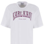 Το γυναικείο oversized T-shirt της Karl Kani συνδυάζει άνεση και σύγχρονο streetwear στυλ, αποτελώντας μια ευέλικτη επιλογή για τις καλοκαιρινές εμφανίσεις. Η φαρδιά oversized γραμμή προσφέρει άνετη εφαρμογή και ελευθερία κινήσεων, ενώ το κανονικό μήκος και τα κοντά μανίκια δημιουργούν μια ισορροπημένη, μοντέρνα σιλουέτα.