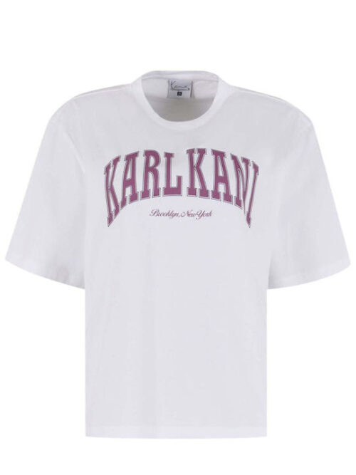 Το γυναικείο oversized T-shirt της Karl Kani συνδυάζει άνεση και σύγχρονο streetwear στυλ, αποτελώντας μια ευέλικτη επιλογή για τις καλοκαιρινές εμφανίσεις. Η φαρδιά oversized γραμμή προσφέρει άνετη εφαρμογή και ελευθερία κινήσεων, ενώ το κανονικό μήκος και τα κοντά μανίκια δημιουργούν μια ισορροπημένη, μοντέρνα σιλουέτα.