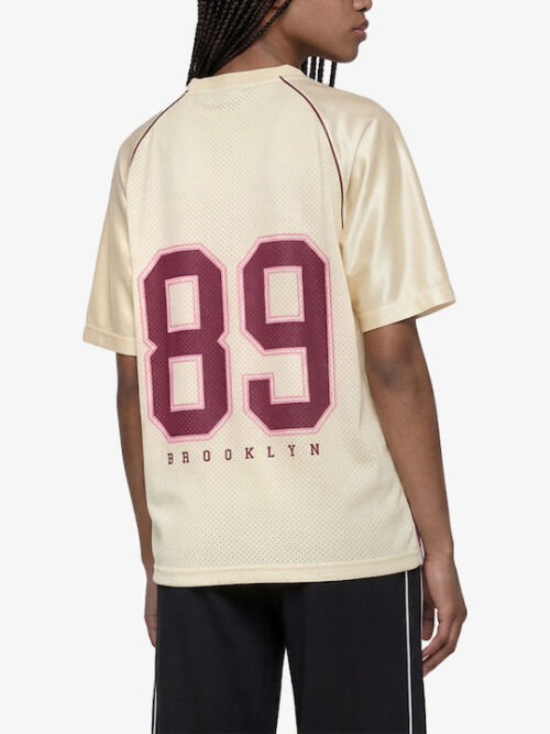 Το Karl Kani OG 89 Round Serif Football Jersey συνδυάζει αυθεντικό streetwear χαρακτήρα με sporty αισθητική. Κατασκευασμένο από ελαφρύ και δροσερό ύφασμα jersey, προσφέρει άνετη εφαρμογή και ξεχωριστό στυλ για καθημερινές εμφανίσεις.
