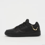 Τα Karl Kani 89 PRM '26 (GS) είναι παιδικά basketball sneakers με μοντέρνο σχεδιασμό και χαρακτηριστική streetwear αισθητική. Ο συνδυασμός μαύρου και χρυσού προσδίδει δυναμική εμφάνιση, ενώ η εξωτερική κατασκευή από συνθετικό υλικό και η εσωτερική επένδυση από ύφασμα προσφέρουν άνεση στην καθημερινή χρήση.